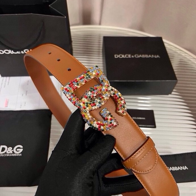 杜嘉班纳 全新小牛皮腰带，优雅简约配饰，缀以满天星电镀金属 DG 交叉造型徽标搭扣，4.0cm