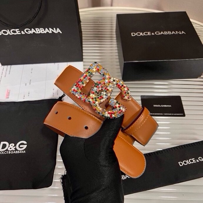 杜嘉班纳 全新小牛皮腰带，优雅简约配饰，缀以满天星电镀金属 DG 交叉造型徽标搭扣，4.0cm