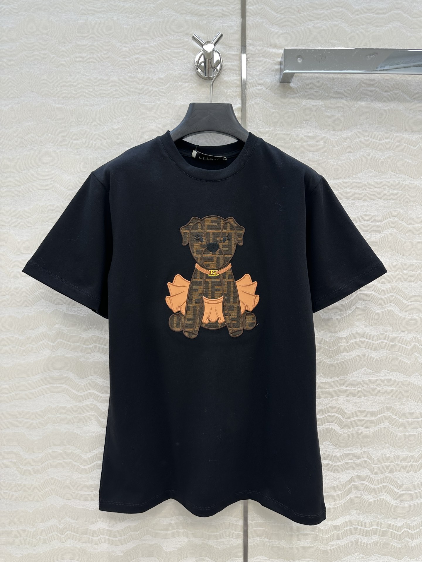 爆单推荐❤️原单品质，F限定新品T恤。可爱修狗3D立体刺绣图案高级又时髦！取材柔软舒适的棉质针织，经典版