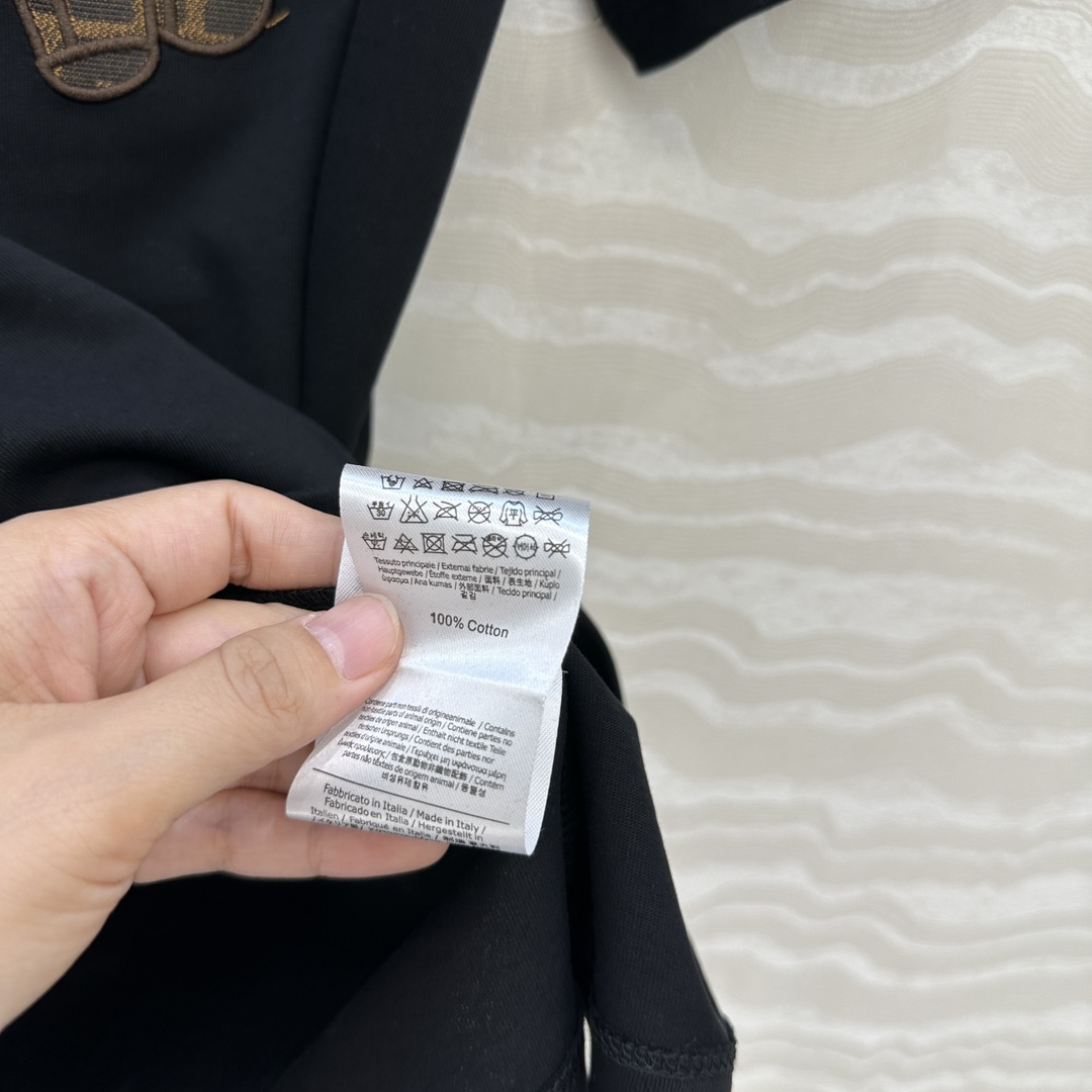 爆单推荐❤️原单品质，F限定新品T恤。可爱修狗3D立体刺绣图案高级又时髦！取材柔软舒适的棉质针织，经典版