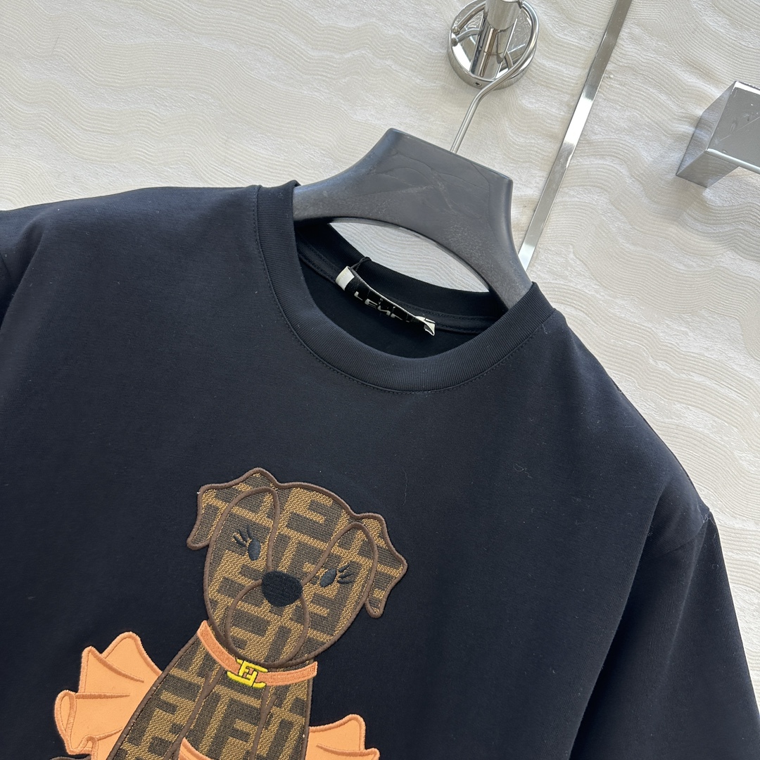 爆单推荐❤️原单品质，F限定新品T恤。可爱修狗3D立体刺绣图案高级又时髦！取材柔软舒适的棉质针织，经典版