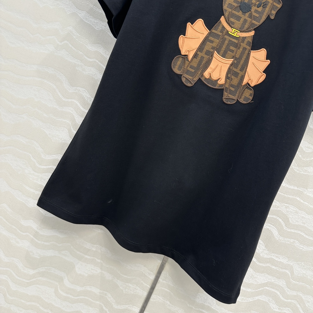 爆单推荐❤️原单品质，F限定新品T恤。可爱修狗3D立体刺绣图案高级又时髦！取材柔软舒适的棉质针织，经典版