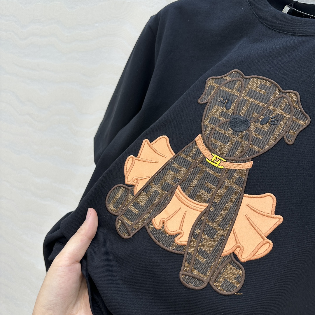 爆单推荐❤️原单品质，F限定新品T恤。可爱修狗3D立体刺绣图案高级又时髦！取材柔软舒适的棉质针织，经典版