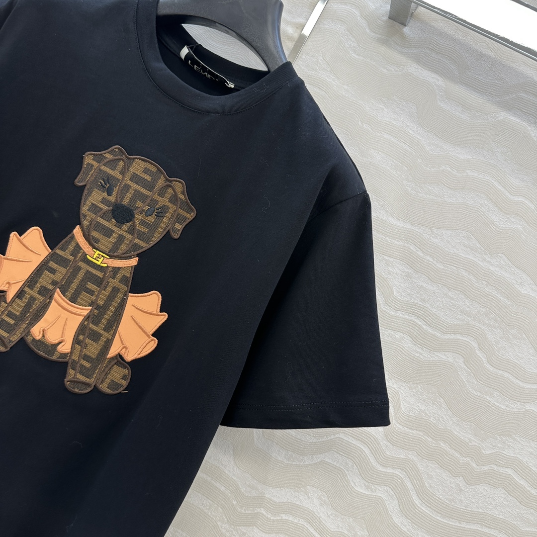 爆单推荐❤️原单品质，F限定新品T恤。可爱修狗3D立体刺绣图案高级又时髦！取材柔软舒适的棉质针织，经典版