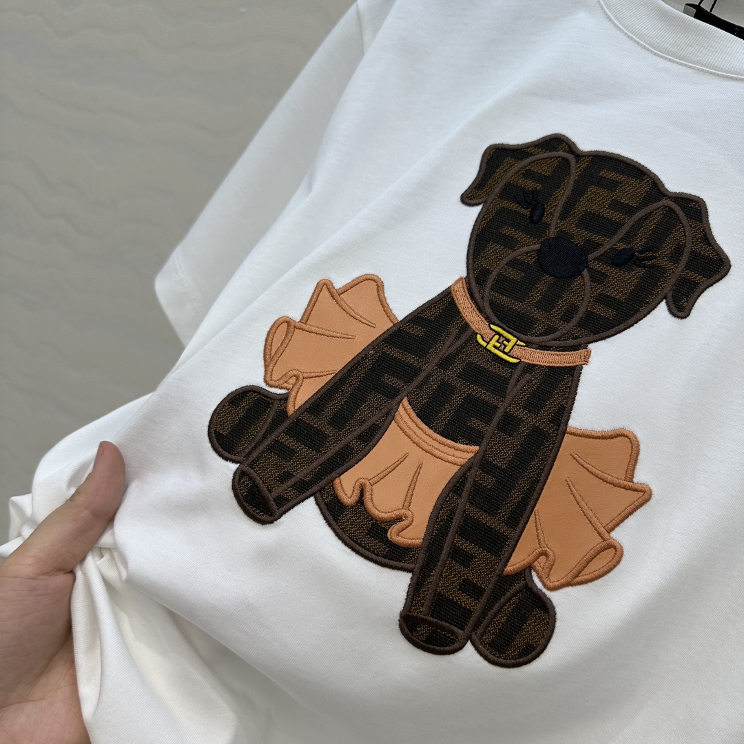 爆单推荐❤️原单品质，F限定新品T恤。可爱修狗3D立体刺绣图案高级又时髦！取材柔软舒适的棉质针织，经典版