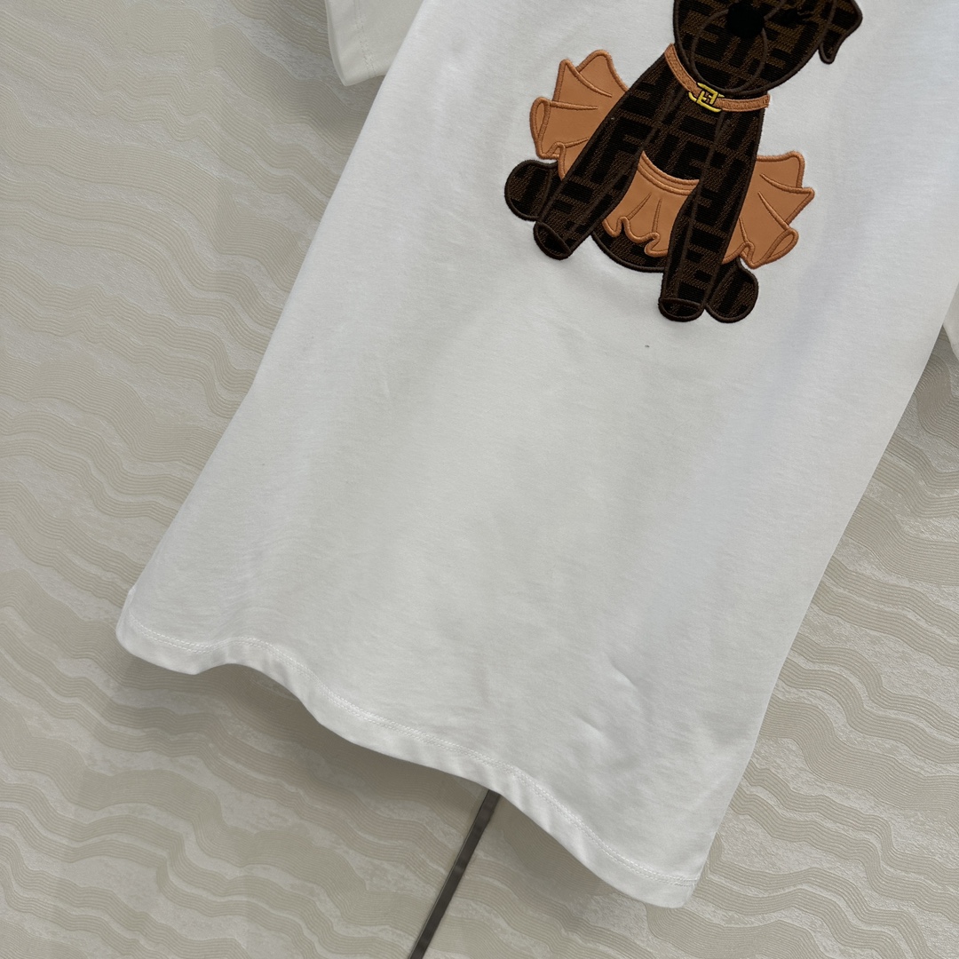 爆单推荐❤️原单品质，F限定新品T恤。可爱修狗3D立体刺绣图案高级又时髦！取材柔软舒适的棉质针织，经典版