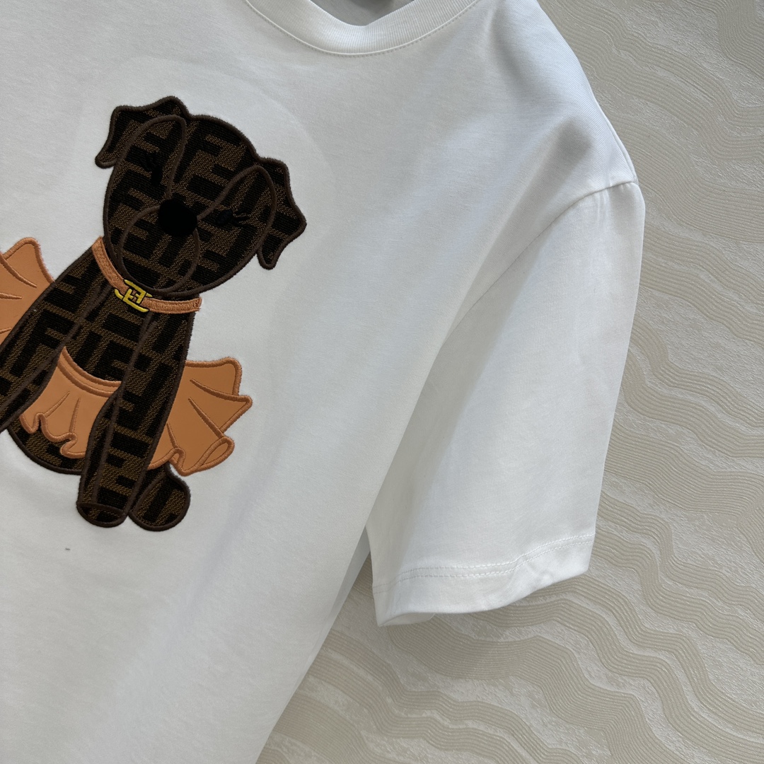 爆单推荐❤️原单品质，F限定新品T恤。可爱修狗3D立体刺绣图案高级又时髦！取材柔软舒适的棉质针织，经典版