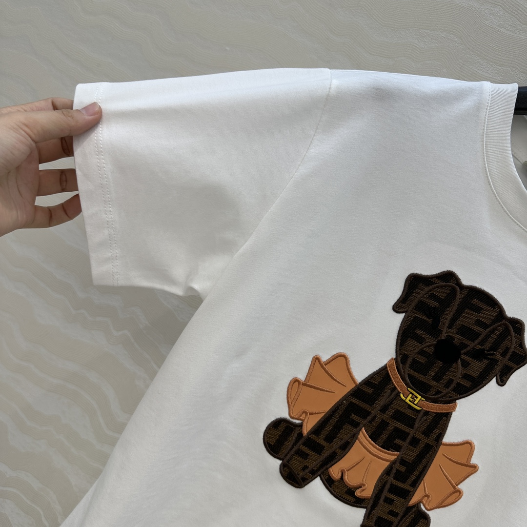 爆单推荐❤️原单品质，F限定新品T恤。可爱修狗3D立体刺绣图案高级又时髦！取材柔软舒适的棉质针织，经典版