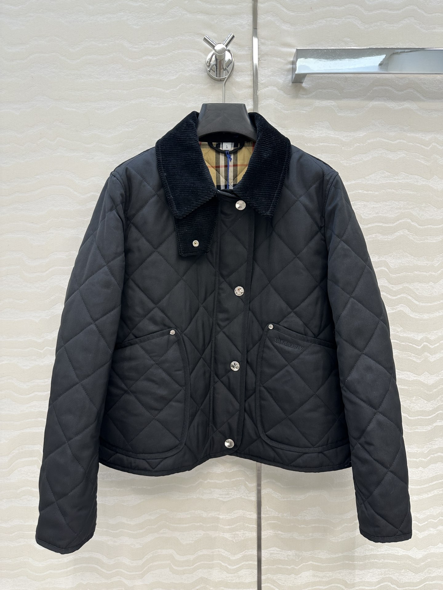 原单品质❤️代购爆款，双面菱形绗缝夹棉外套，撞色灯芯绒领设计短款棉服。低调又时髦内衬Vintage 复古