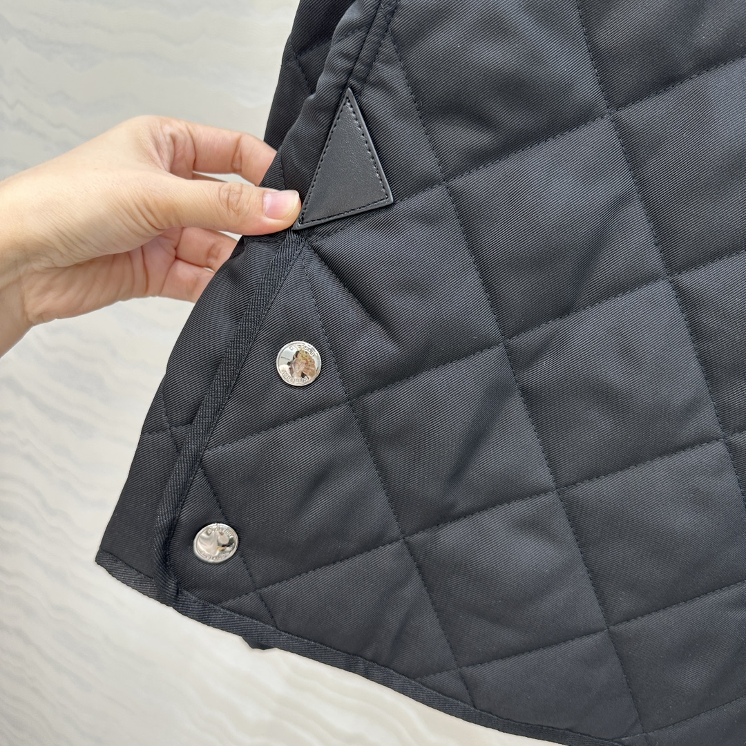 原单品质❤️代购爆款，双面菱形绗缝夹棉外套，撞色灯芯绒领设计短款棉服。低调又时髦内衬Vintage 复古