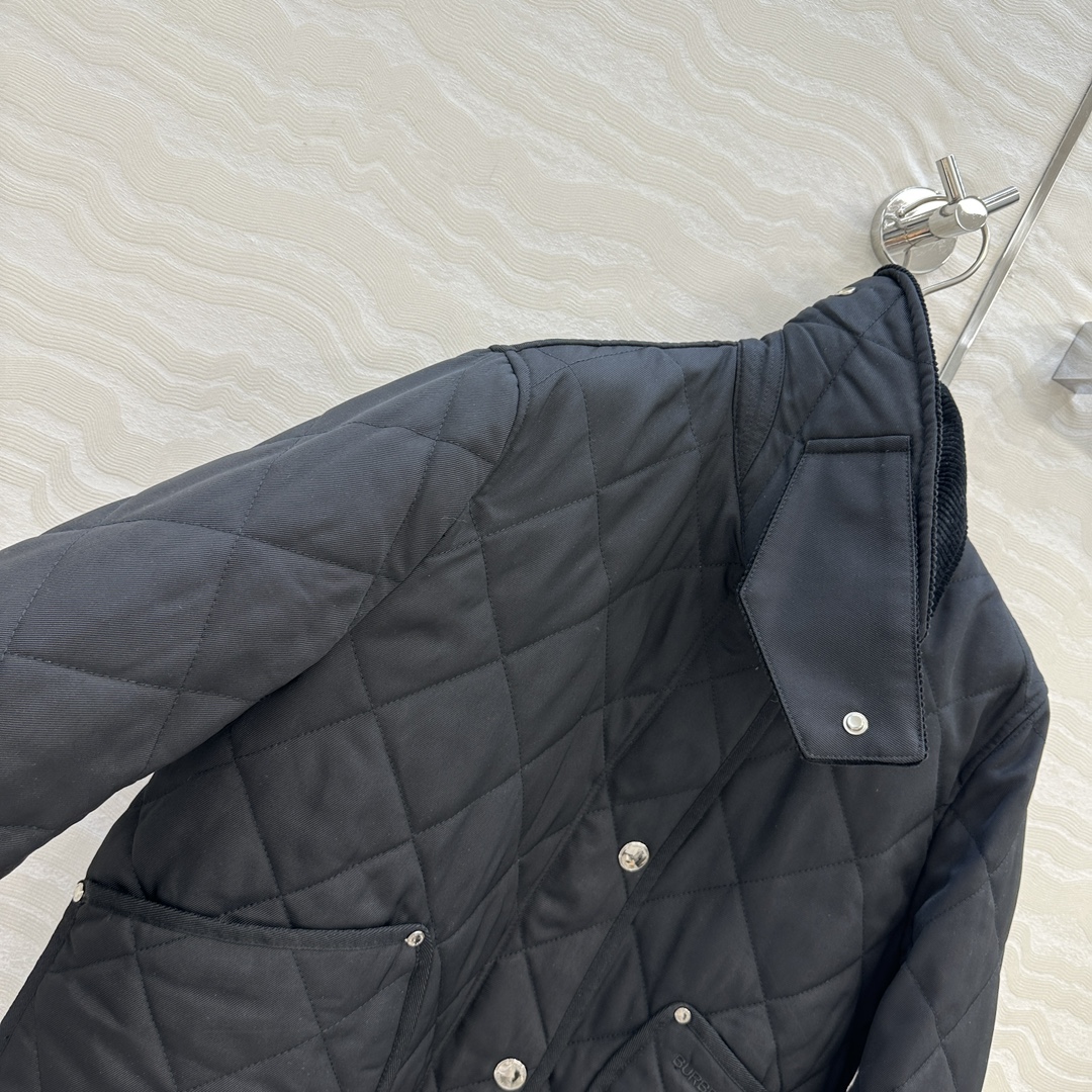 原单品质❤️代购爆款，双面菱形绗缝夹棉外套，撞色灯芯绒领设计短款棉服。低调又时髦内衬Vintage 复古