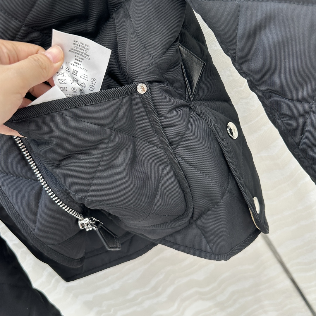 原单品质❤️代购爆款，双面菱形绗缝夹棉外套，撞色灯芯绒领设计短款棉服。低调又时髦内衬Vintage 复古