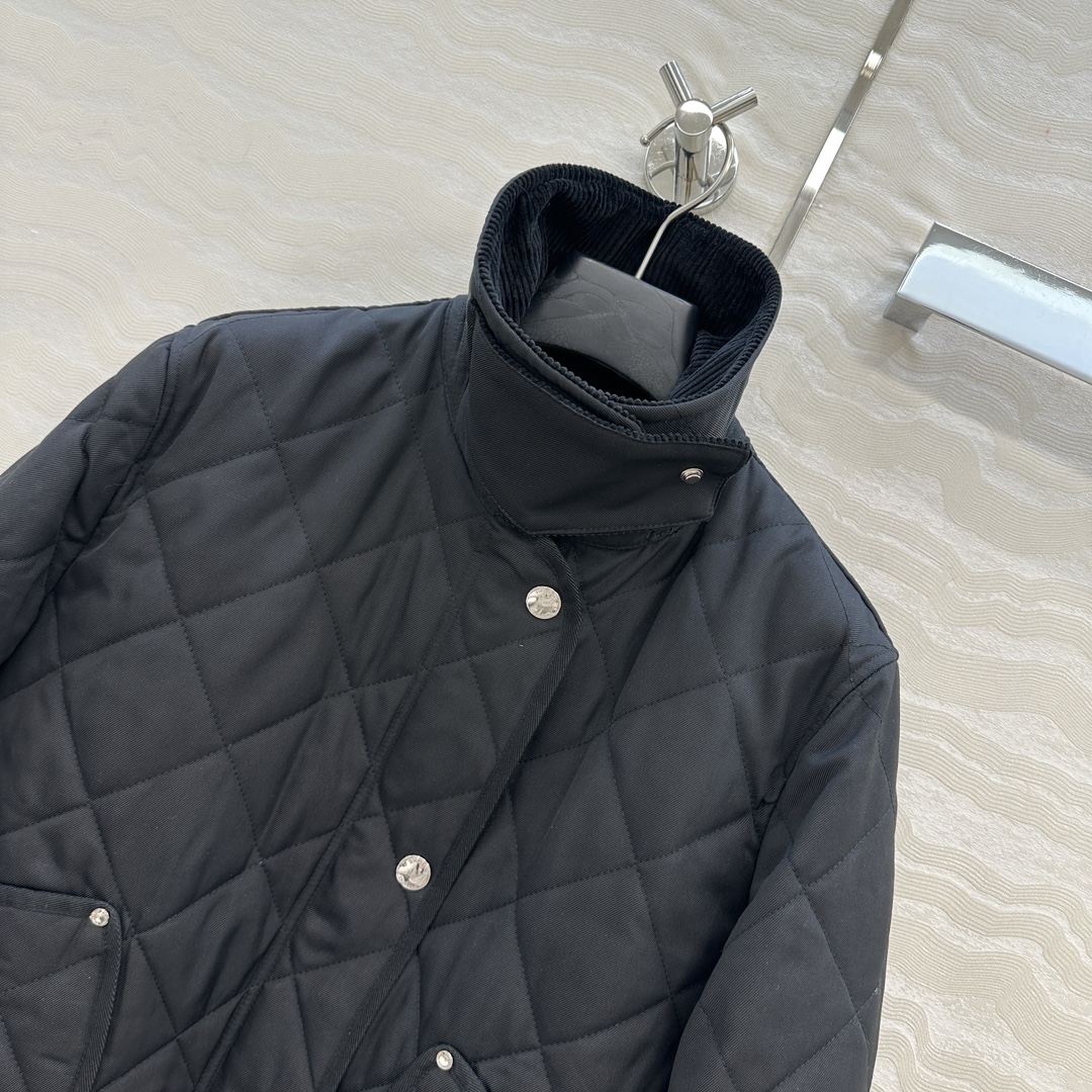 原单品质❤️代购爆款，双面菱形绗缝夹棉外套，撞色灯芯绒领设计短款棉服。低调又时髦内衬Vintage 复古