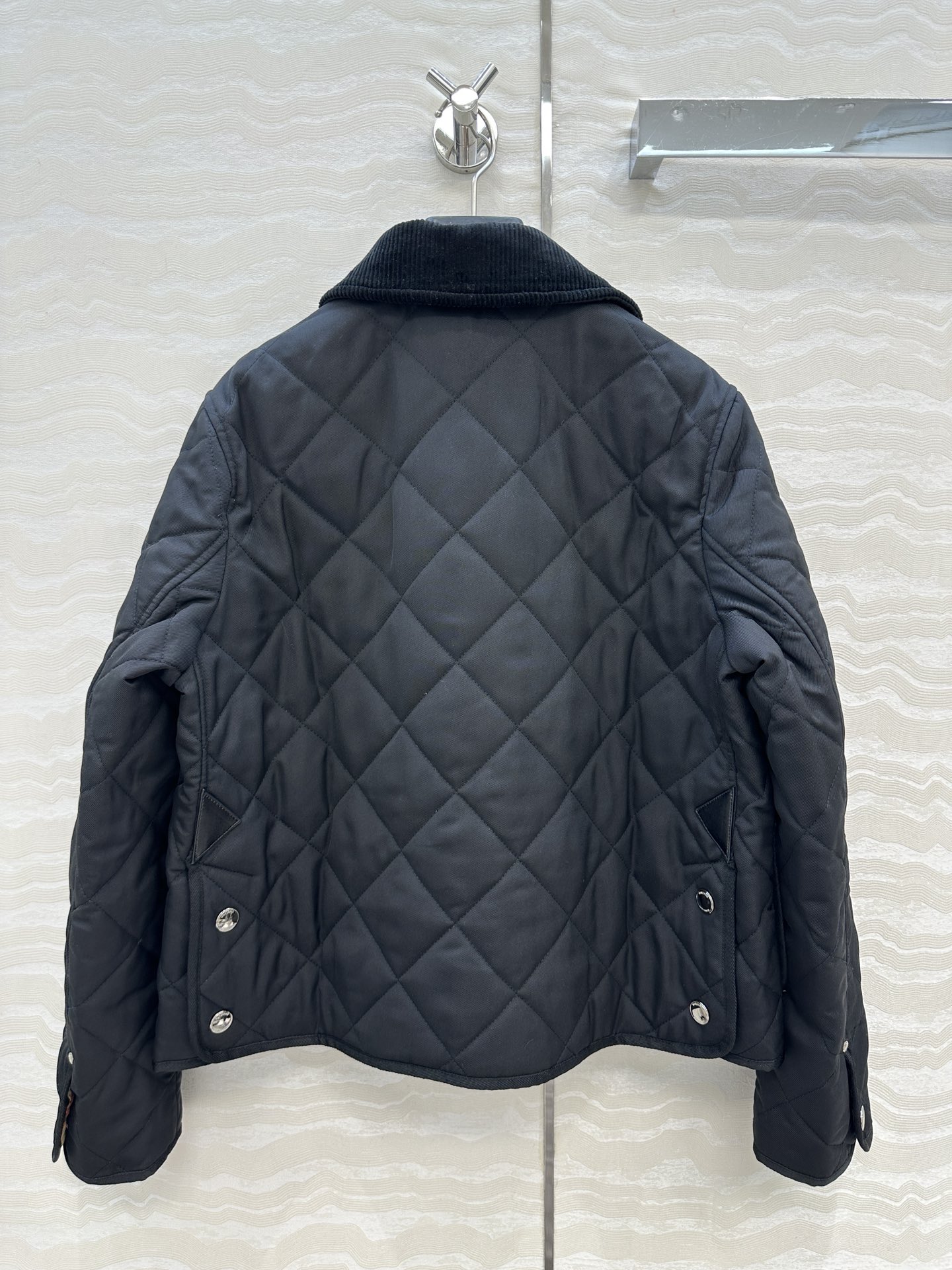 原单品质❤️代购爆款，双面菱形绗缝夹棉外套，撞色灯芯绒领设计短款棉服。低调又时髦内衬Vintage 复古