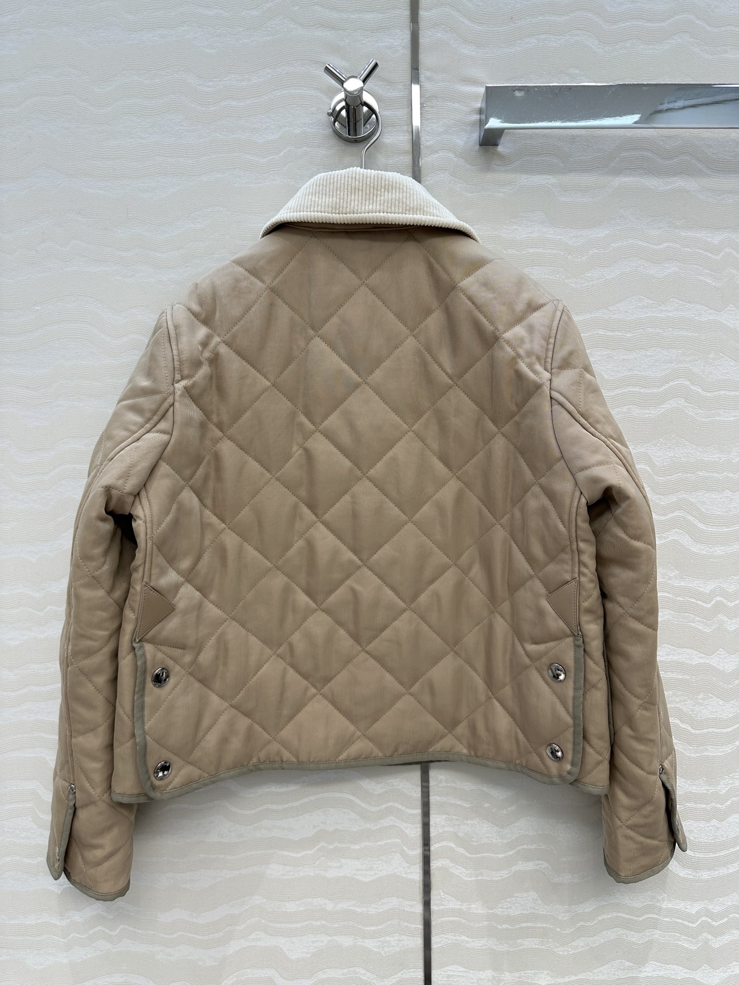 原单品质❤️代购爆款，双面菱形绗缝夹棉外套，撞色灯芯绒领设计短款棉服。低调又时髦内衬Vintage 复古