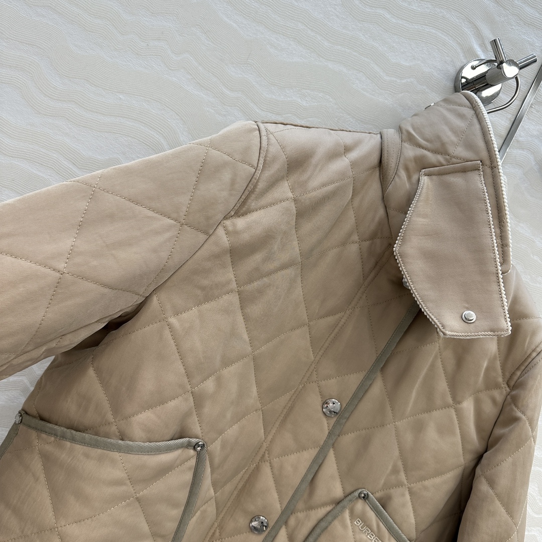 原单品质❤️代购爆款，双面菱形绗缝夹棉外套，撞色灯芯绒领设计短款棉服。低调又时髦内衬Vintage 复古