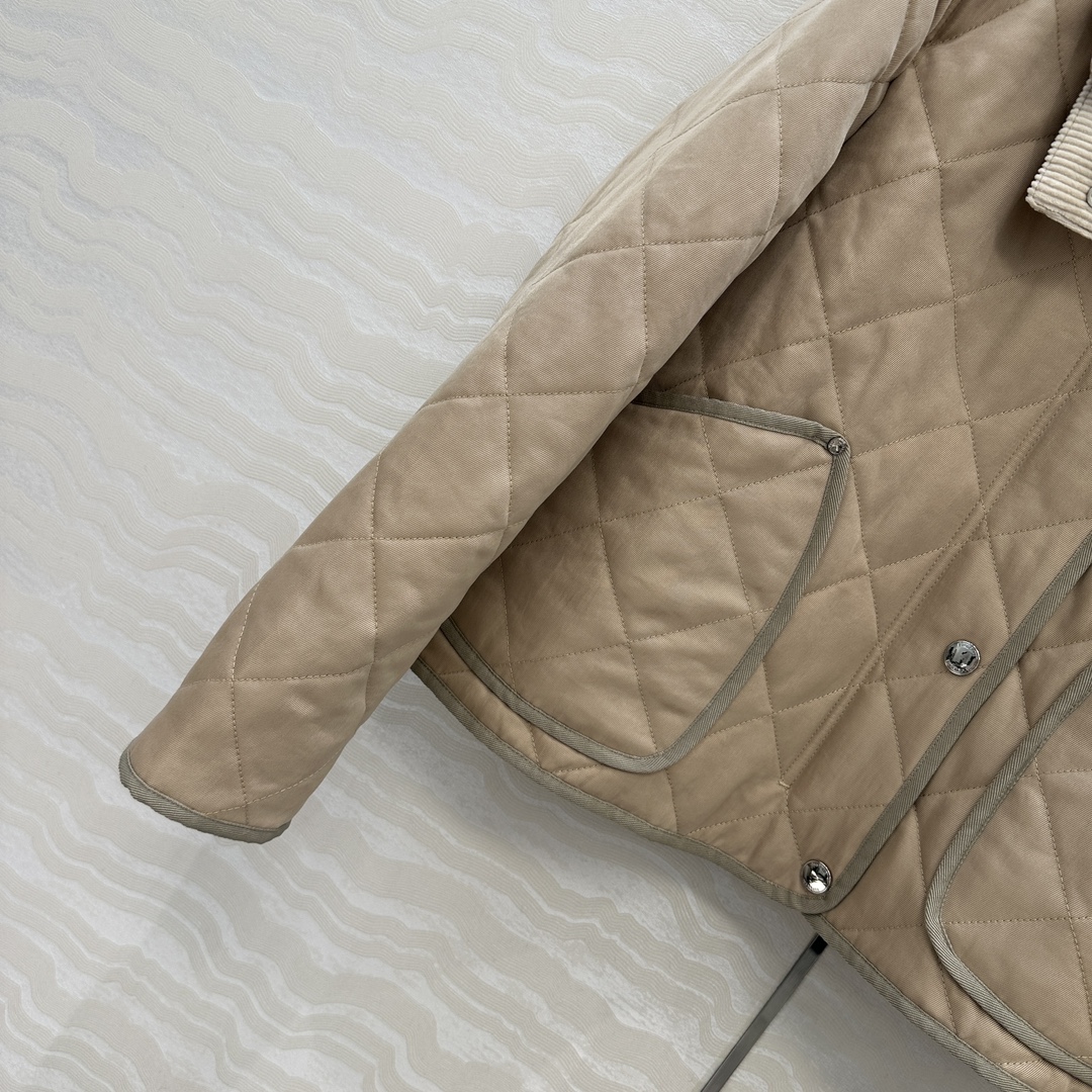 原单品质❤️代购爆款，双面菱形绗缝夹棉外套，撞色灯芯绒领设计短款棉服。低调又时髦内衬Vintage 复古