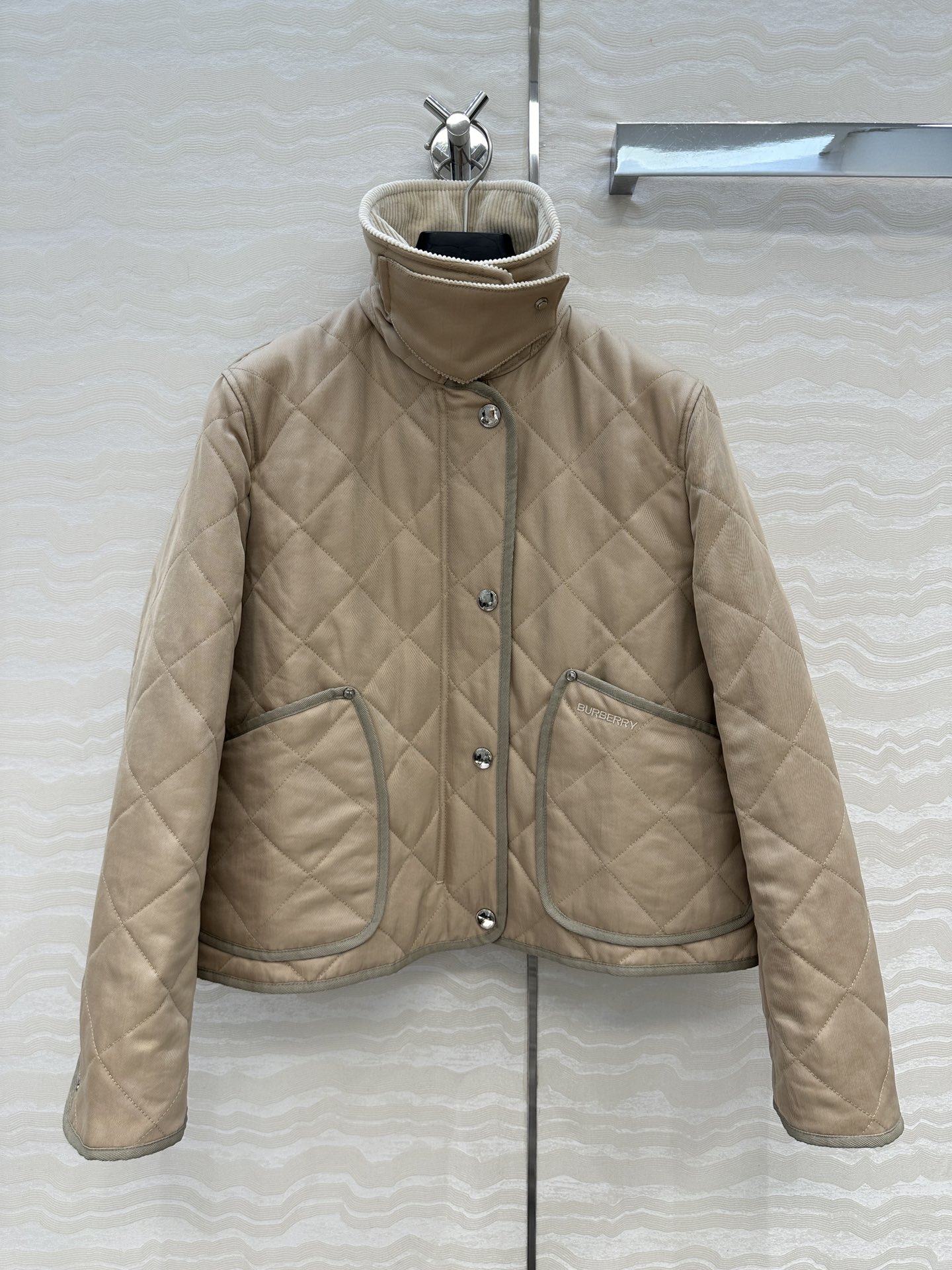 原单品质❤️代购爆款，双面菱形绗缝夹棉外套，撞色灯芯绒领设计短款棉服。低调又时髦内衬Vintage 复古