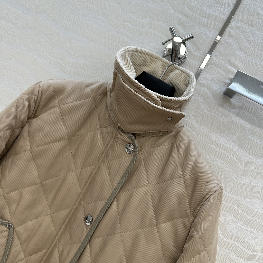 原单品质❤️代购爆款，双面菱形绗缝夹棉外套，撞色灯芯绒领设计短款棉服。低调又时髦内衬Vintage 复古