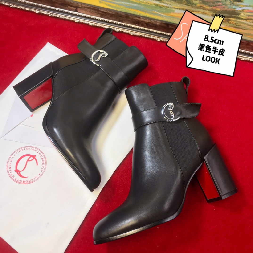 NO:588237,High-end customized autumn and winter boots series!  H8.5Cm, size 35-42. Genuine leather extended outsole, layered leather heel. 319-13, private mold buckle. Black cowhide, official website synchronized. Standard European size Reference: 319-13 Color: black Material: cowhide Lining: sheep leather Heel heigh: 8.5Cm Sole: leather sole Size: EUR 35-42 (US 4-11):,, christian  louboutin,boots,cowhide19860909高端订制 秋冬靴系列！ H8.5Cm,尺码35-42码.真皮延条大底,层皮跟.319－13,私模扣.黑牛皮,官网同步 标准欧码 Reference:319－13 Color:black Material:cowhide Lining:sheep leather Heel heigh:8.5Cm Sole:leather sole Size:EUR 35－42（US 4一11) :,,christian louboutin,boots,cowhide,Women's Shoes
