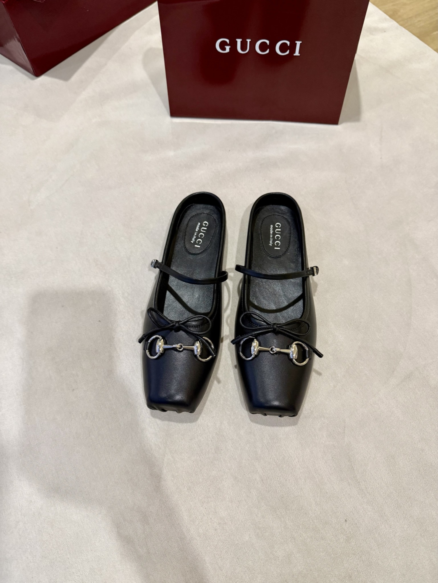 NO:670055,GuCC early autumn 25 series new flat ballet shoes horsebit new small square toe slippers, square toe design with elegant bow details, classic, refined, elegant, playful and fashionable flat shoes and sandals, creating an excellent wearing experience. Fabric original custom sheepskin/sheepskin lining/foot pads high-end custom sheepskin lining high heel flat sole outsole Italian leather sole size 35-42) 40 41  42 customized, non-returnable)., ballet shoes, gucci, flats, slippers, sheepskin, sheep19860909GuCC 早秋25系列新品平底芭蕾鞋马衔扣新款小方头拖鞋,鞋头方形设计搭配雅致的蝴蝶结细节,经典精致优雅俏皮时髦平底鞋,凉拖,打造出色的穿着体验. 面料原版定制羊猄/羊皮 内里／垫脚高端定制羊皮里 跟高平底 大底意大利真皮底 尺码35-42）40 41 42定做,不退换）.,芭蕾舞鞋,gucci,flats,slippers,sheepskin,sheep,Women's Shoes