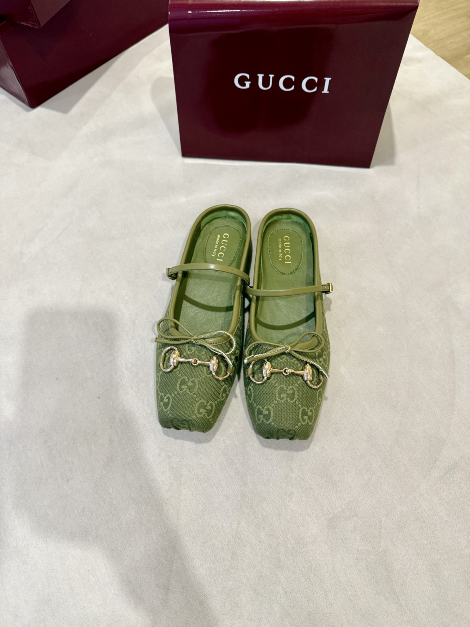 NO:670057,GuCC early autumn 25 series new flat ballet shoes horsebit new small square toe slippers, square toe design with elegant bow details, classic, refined, elegant, playful and fashionable flat shoes and sandals, creating an excellent wearing experience. Fabric original custom canvas/sheepskin lining/foot pads high-end custom sheepskin lining high heel flat sole outsole Italian leather sole size 35-42) 40 41  42 customized, non-returnable)., ballet shoes, gucci, flats, slippers, sheepskin19860909GuCC 早秋25系列新品平底芭蕾鞋马衔扣新款小方头拖鞋,鞋头方形设计搭配雅致的蝴蝶结细节,经典精致优雅俏皮时髦平底鞋,凉拖,打造出色的穿着体验. 面料原版定制帆布/羊皮 内里／垫脚高端定制羊皮里 跟高平底 大底意大利真皮底 尺码35-42）40 41 42定做,不退换）.,芭蕾舞鞋,gucci,flats,slippers,sheepskin,Women's Shoes