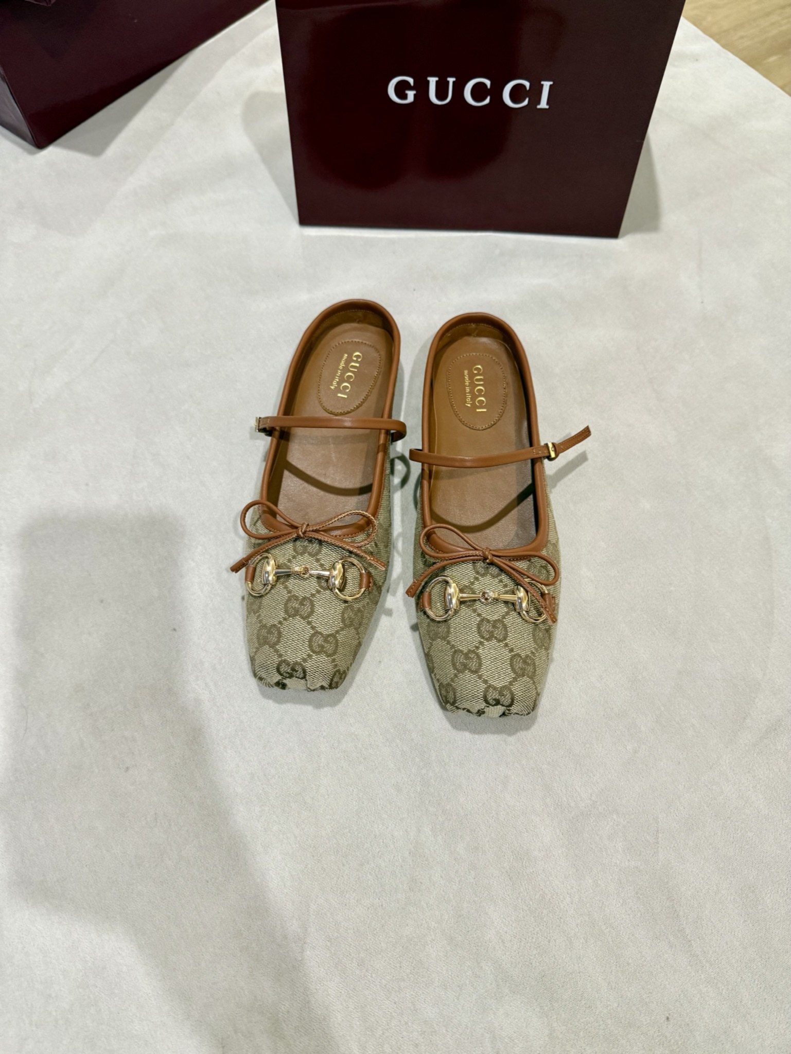 NO:670062,GuCC early autumn 25 series new flat ballet shoes horsebit new small square toe slippers, square toe design with elegant bow details, classic, refined, elegant, playful and fashionable flat shoes and sandals, creating an excellent wearing experience. Fabric original custom canvas/sheepskin lining/foot pads high-end custom sheepskin lining high heel flat sole outsole Italian leather sole size 35-42) 40 41  42 customized, non-returnable)., ballet shoes, gucci, flats, slippers, sheepskin19860909GuCC 早秋25系列新品平底芭蕾鞋马衔扣新款小方头拖鞋,鞋头方形设计搭配雅致的蝴蝶结细节,经典精致优雅俏皮时髦平底鞋,凉拖,打造出色的穿着体验. 面料原版定制帆布/羊皮 内里／垫脚高端定制羊皮里 跟高平底 大底意大利真皮底 尺码35-42）40 41 42定做,不退换）.,芭蕾舞鞋,gucci,flats,slippers,sheepskin,Women's Shoes