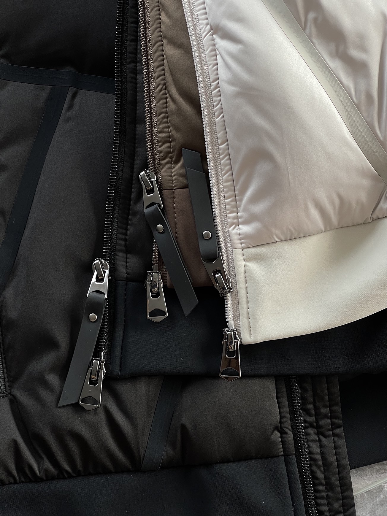 羽绒服 🆕 小众设计师款多结构针织拼接羽绒外套，把建筑美学穿在了身上 当76.6%锦纶与23.4%氨纶在