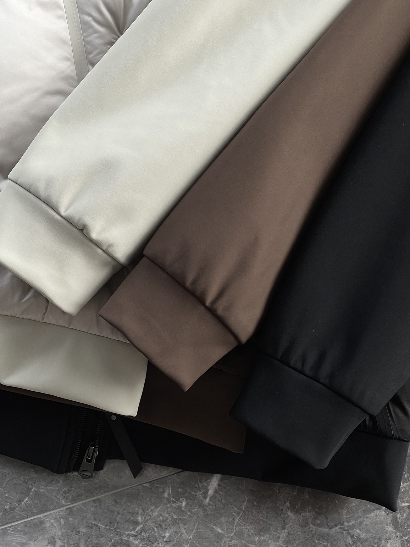 羽绒服 🆕 小众设计师款多结构针织拼接羽绒外套，把建筑美学穿在了身上 当76.6%锦纶与23.4%氨纶在