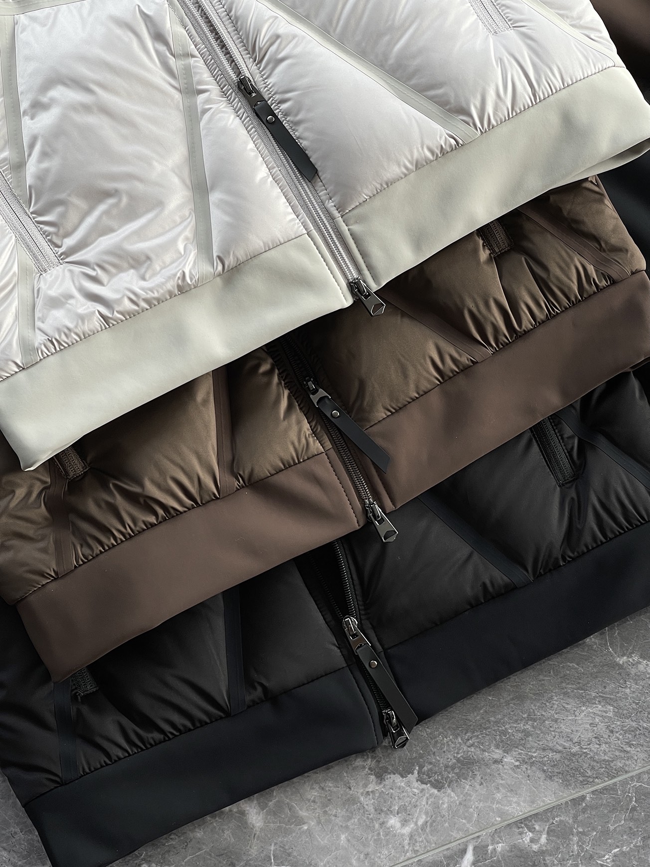 羽绒服 🆕 小众设计师款多结构针织拼接羽绒外套，把建筑美学穿在了身上 当76.6%锦纶与23.4%氨纶在