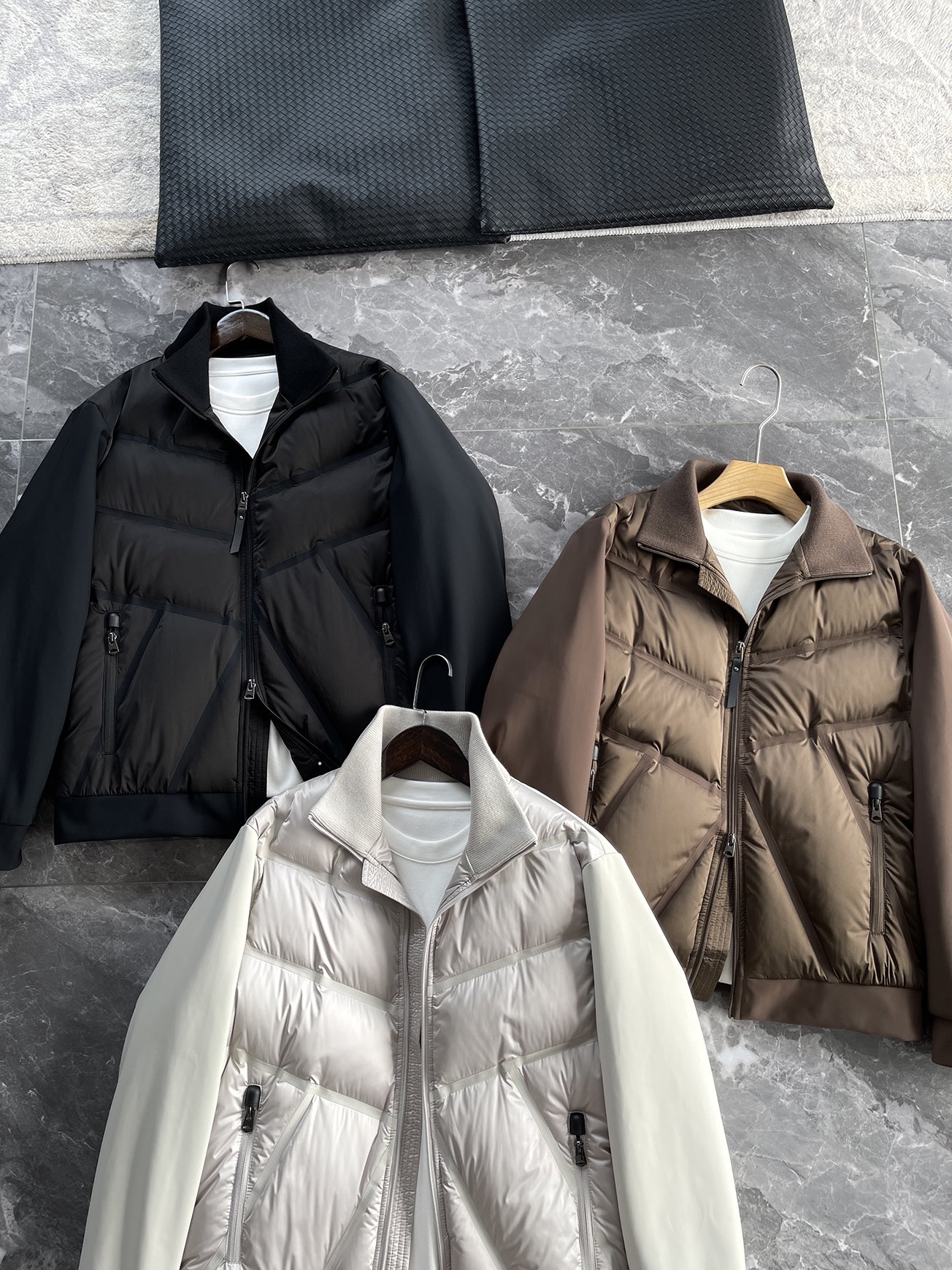 羽绒服 🆕 小众设计师款多结构针织拼接羽绒外套，把建筑美学穿在了身上 当76.6%锦纶与23.4%氨纶在