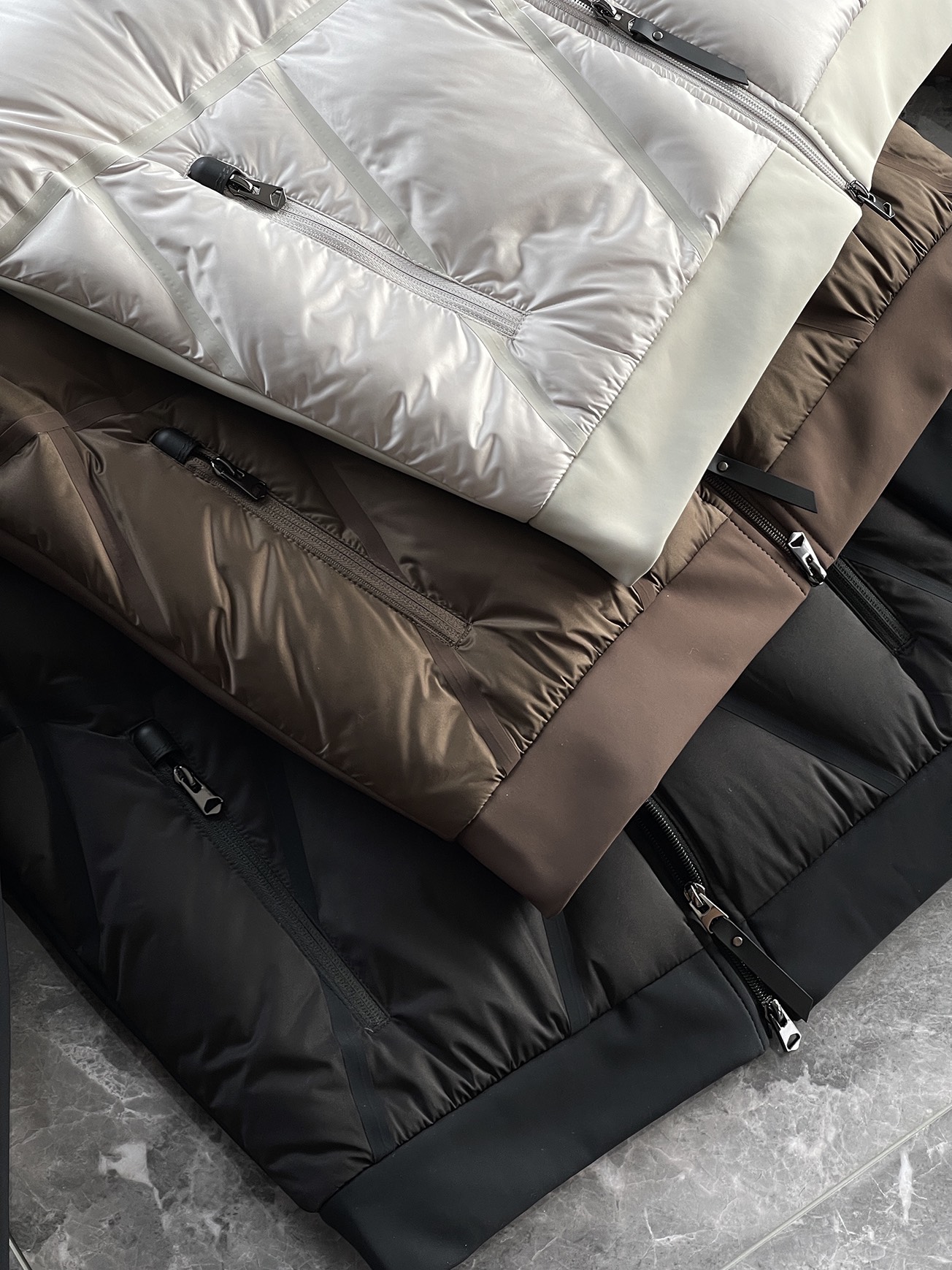 羽绒服 🆕 小众设计师款多结构针织拼接羽绒外套，把建筑美学穿在了身上 当76.6%锦纶与23.4%氨纶在