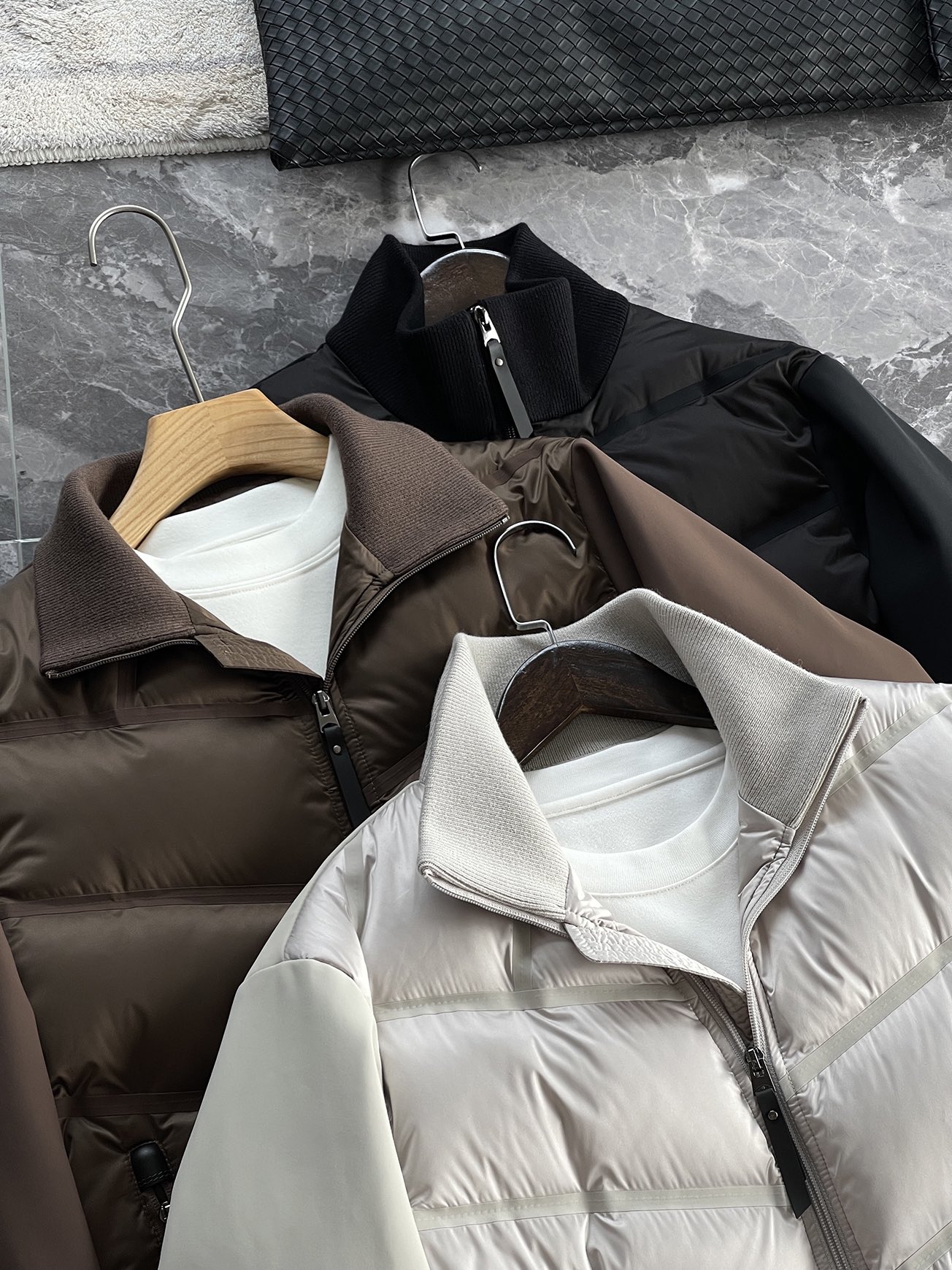 羽绒服 🆕 小众设计师款多结构针织拼接羽绒外套，把建筑美学穿在了身上 当76.6%锦纶与23.4%氨纶在