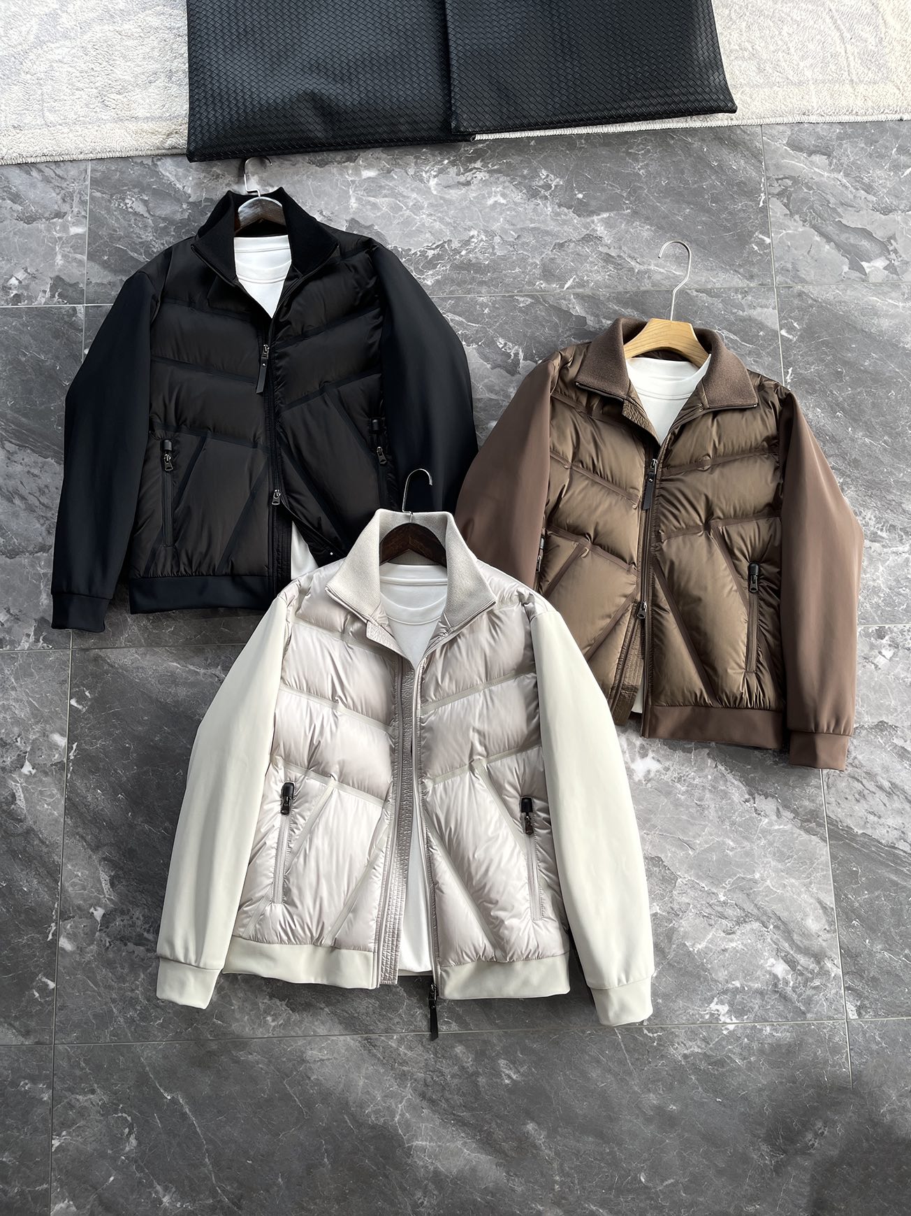 羽绒服 🆕 小众设计师款多结构针织拼接羽绒外套，把建筑美学穿在了身上 当76.6%锦纶与23.4%氨纶在