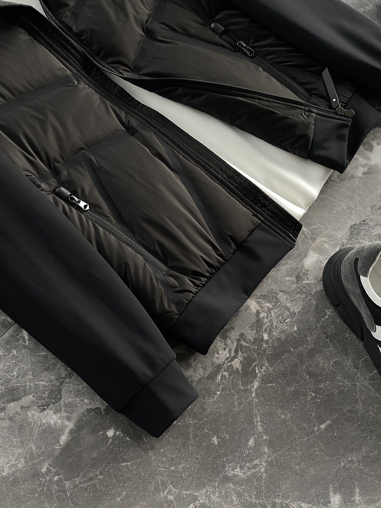 羽绒服 🆕 小众设计师款多结构针织拼接羽绒外套，把建筑美学穿在了身上 当76.6%锦纶与23.4%氨纶在