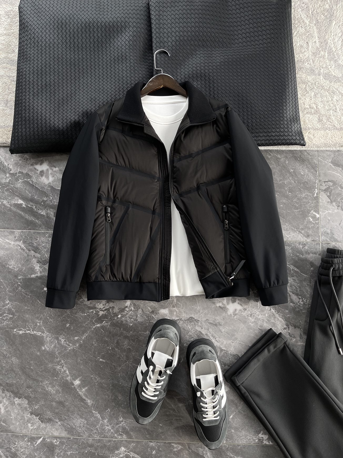 羽绒服 🆕 小众设计师款多结构针织拼接羽绒外套，把建筑美学穿在了身上 当76.6%锦纶与23.4%氨纶在