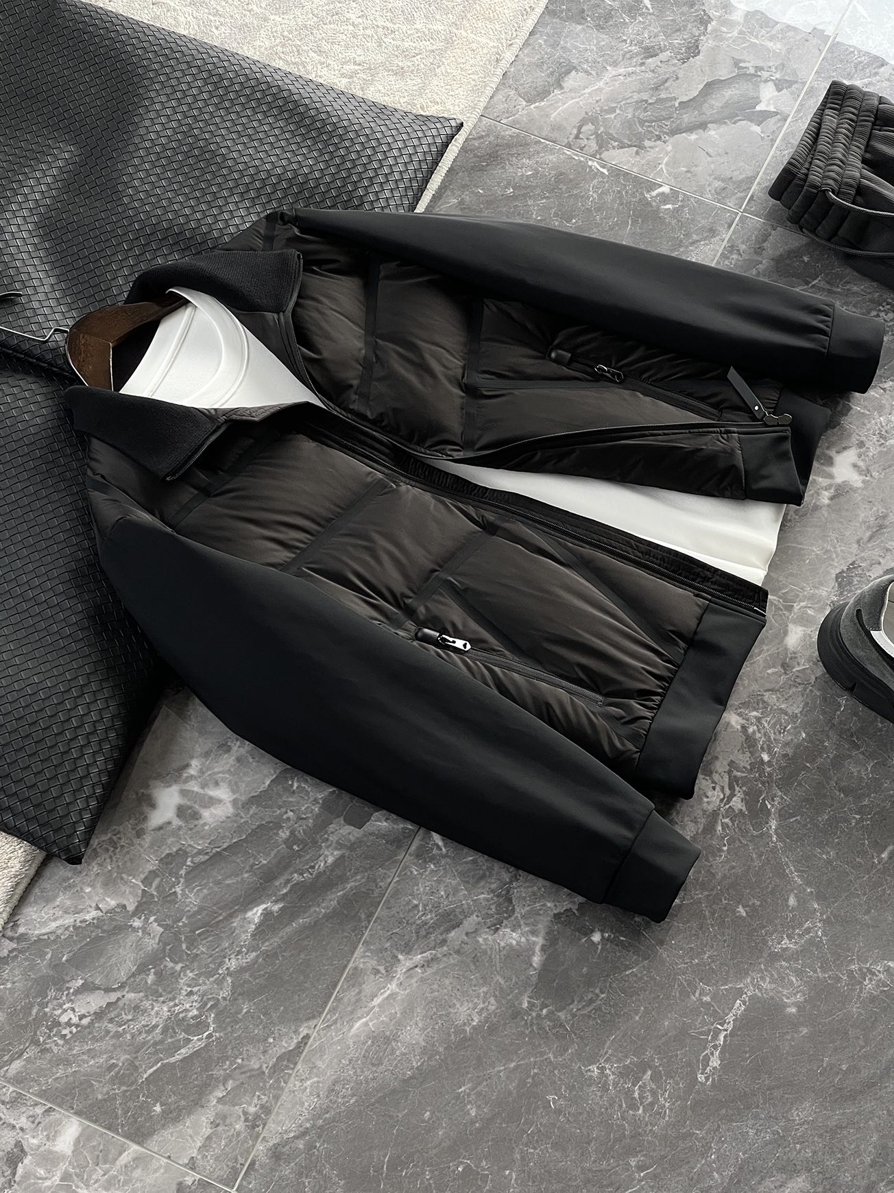 羽绒服 🆕 小众设计师款多结构针织拼接羽绒外套，把建筑美学穿在了身上 当76.6%锦纶与23.4%氨纶在