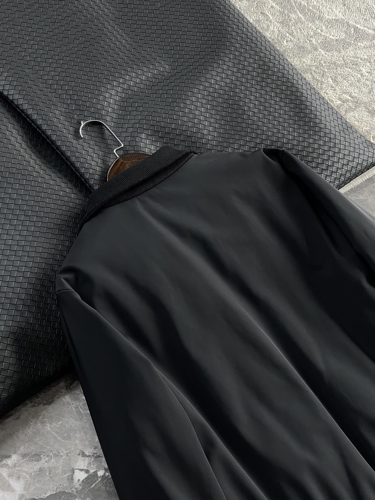 羽绒服 🆕 小众设计师款多结构针织拼接羽绒外套，把建筑美学穿在了身上 当76.6%锦纶与23.4%氨纶在