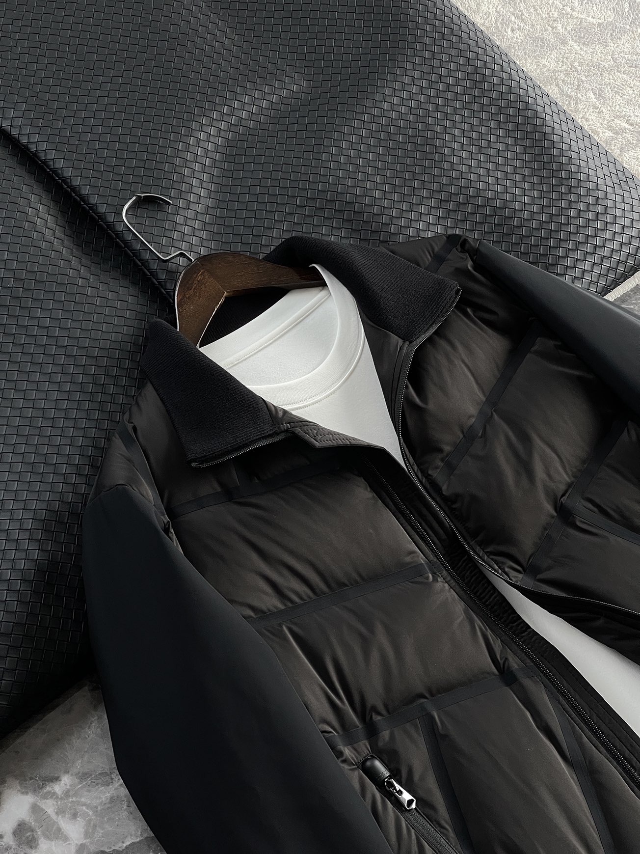 羽绒服 🆕 小众设计师款多结构针织拼接羽绒外套，把建筑美学穿在了身上 当76.6%锦纶与23.4%氨纶在