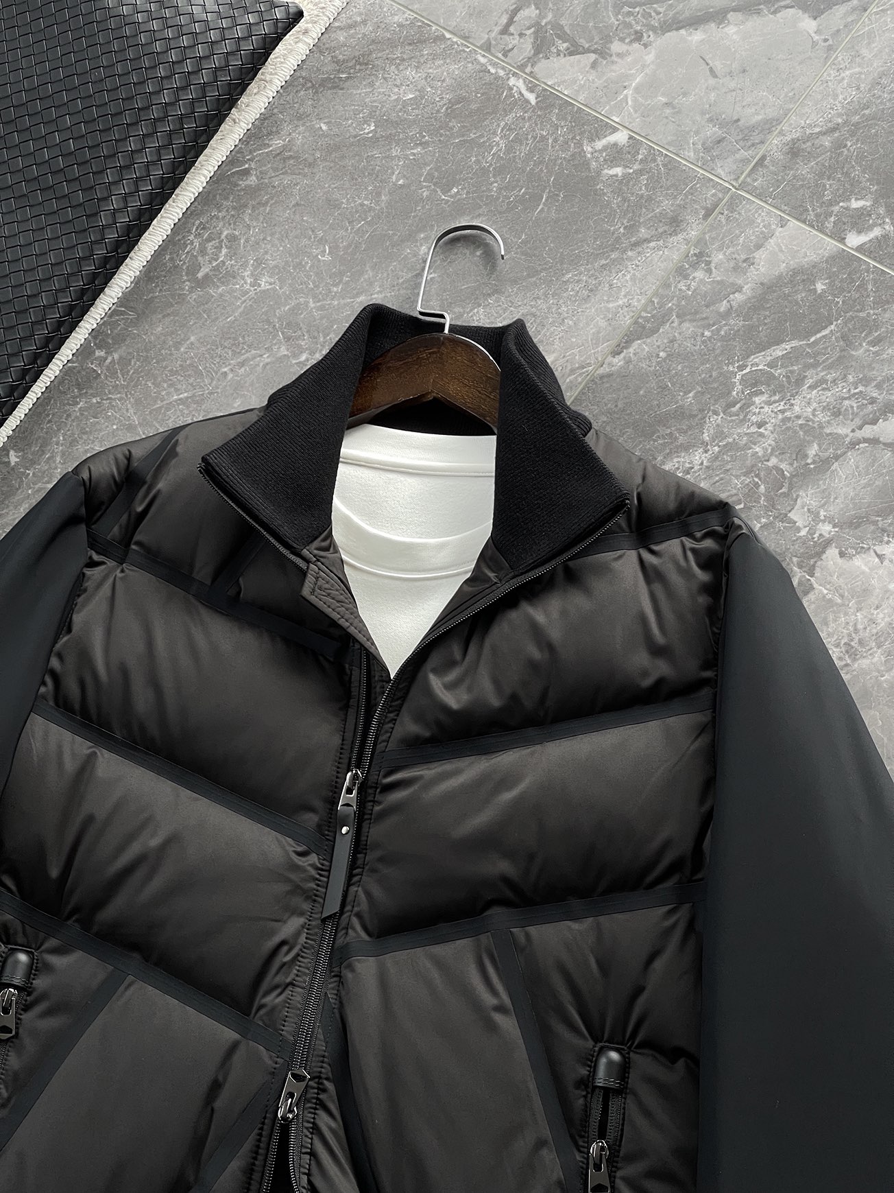 羽绒服 🆕 小众设计师款多结构针织拼接羽绒外套，把建筑美学穿在了身上 当76.6%锦纶与23.4%氨纶在