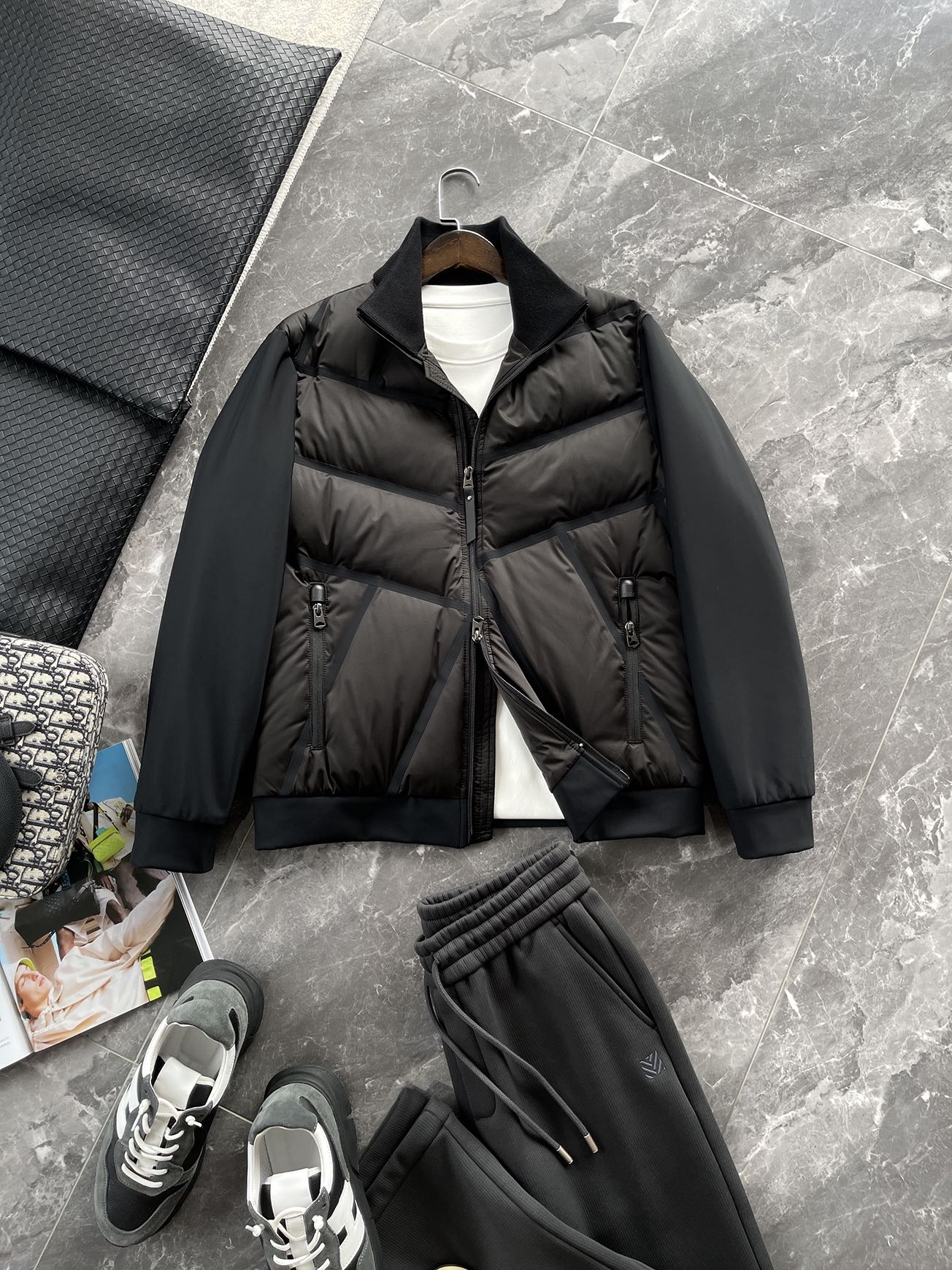 羽绒服 🆕 小众设计师款多结构针织拼接羽绒外套，把建筑美学穿在了身上 当76.6%锦纶与23.4%氨纶在