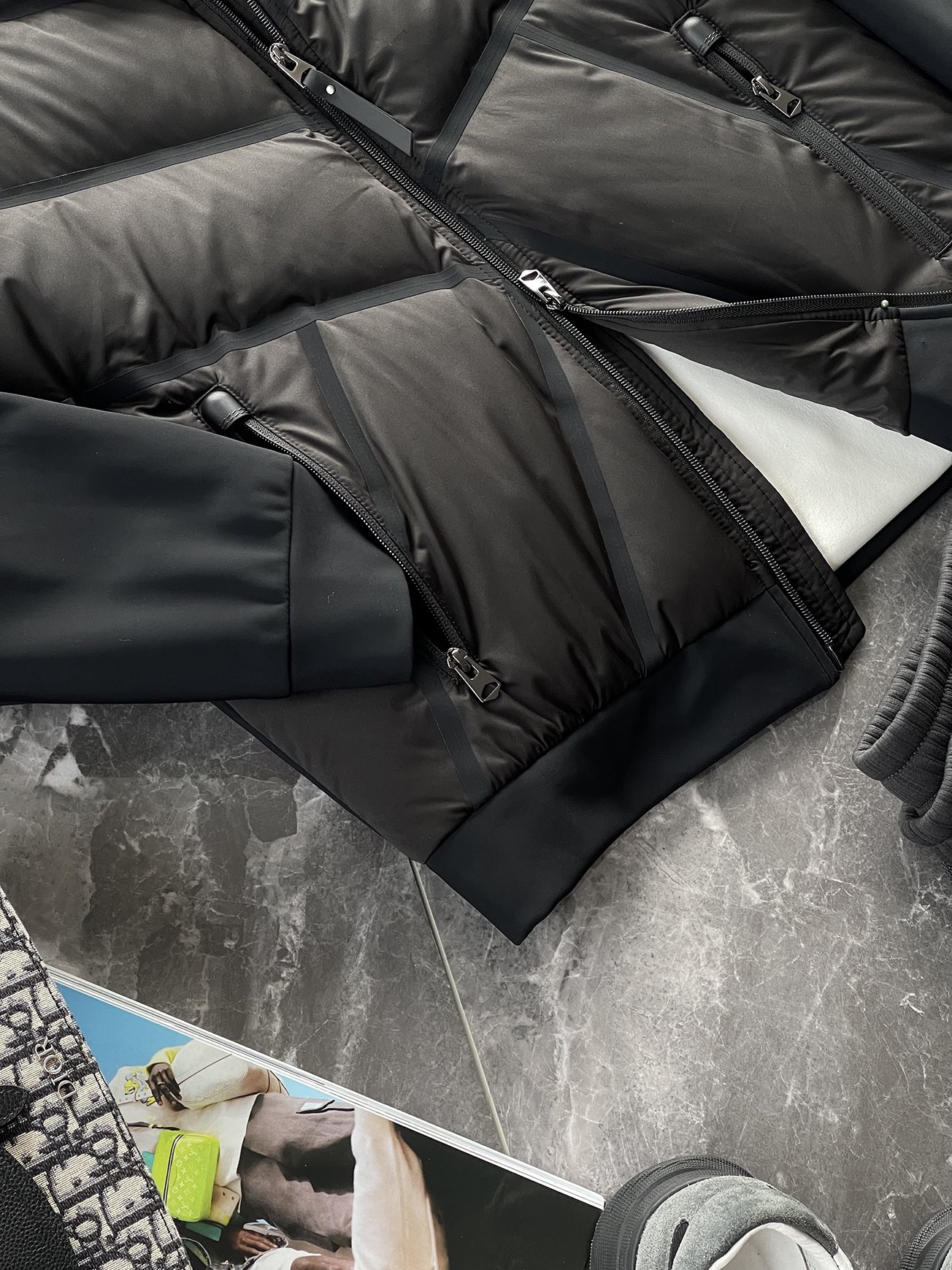 羽绒服 🆕 小众设计师款多结构针织拼接羽绒外套，把建筑美学穿在了身上 当76.6%锦纶与23.4%氨纶在