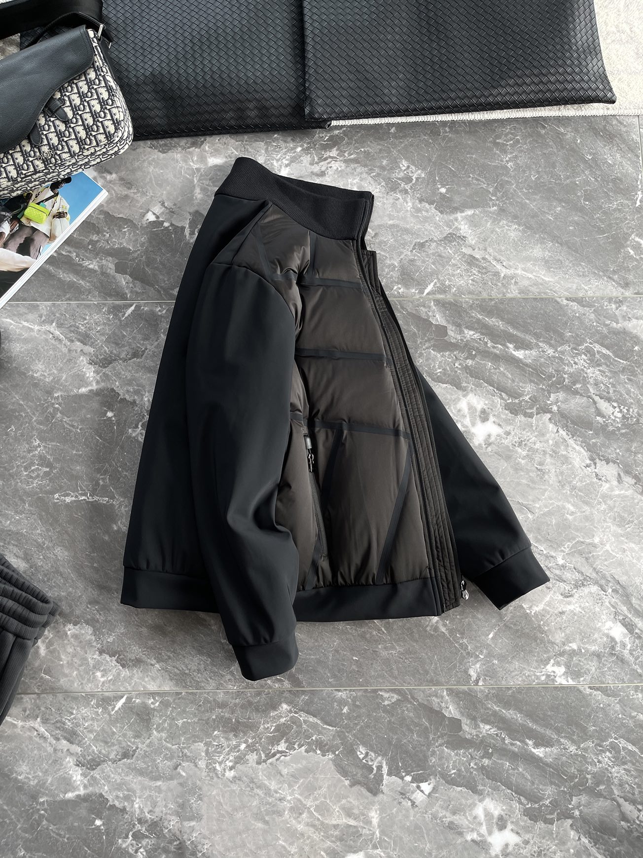 羽绒服 🆕 小众设计师款多结构针织拼接羽绒外套，把建筑美学穿在了身上 当76.6%锦纶与23.4%氨纶在