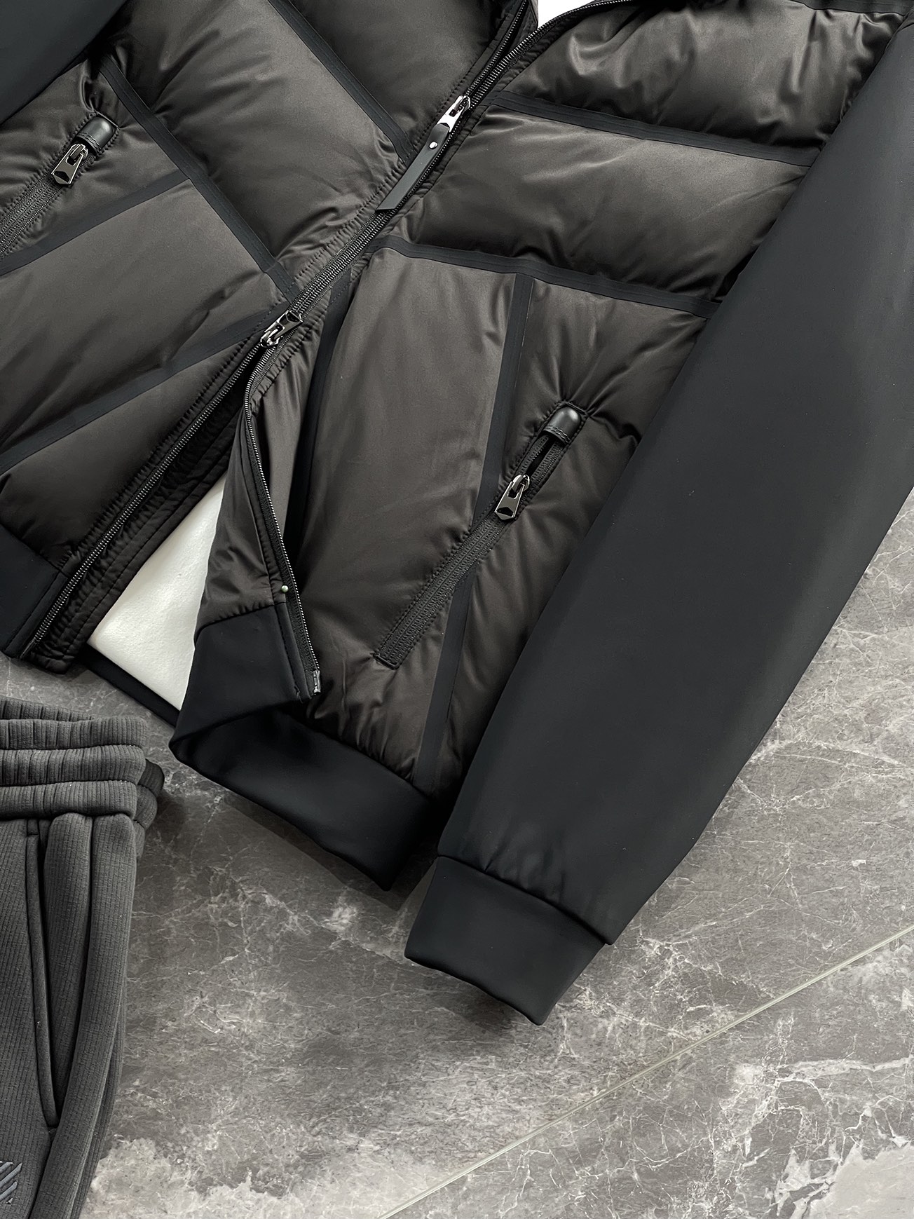 羽绒服 🆕 小众设计师款多结构针织拼接羽绒外套，把建筑美学穿在了身上 当76.6%锦纶与23.4%氨纶在