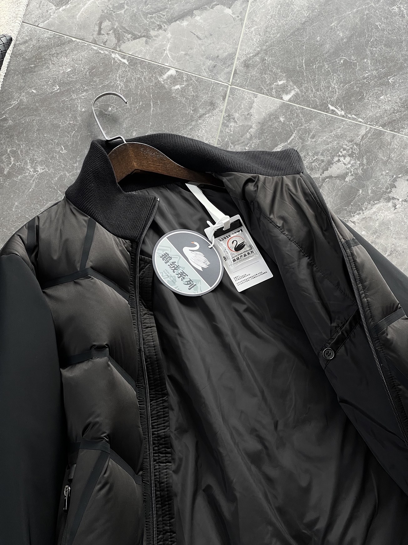 羽绒服 🆕 小众设计师款多结构针织拼接羽绒外套，把建筑美学穿在了身上 当76.6%锦纶与23.4%氨纶在