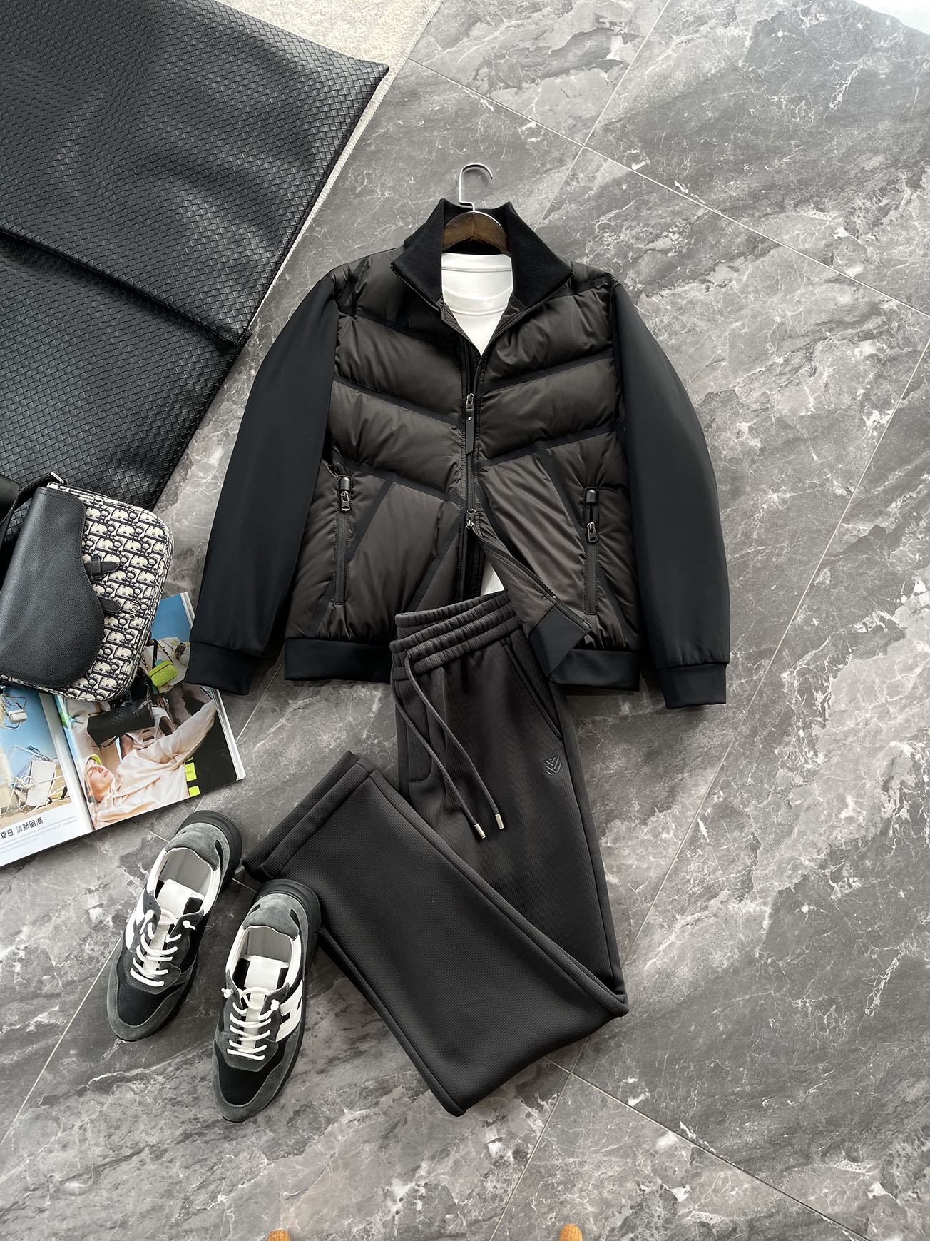 羽绒服 🆕 小众设计师款多结构针织拼接羽绒外套，把建筑美学穿在了身上 当76.6%锦纶与23.4%氨纶在