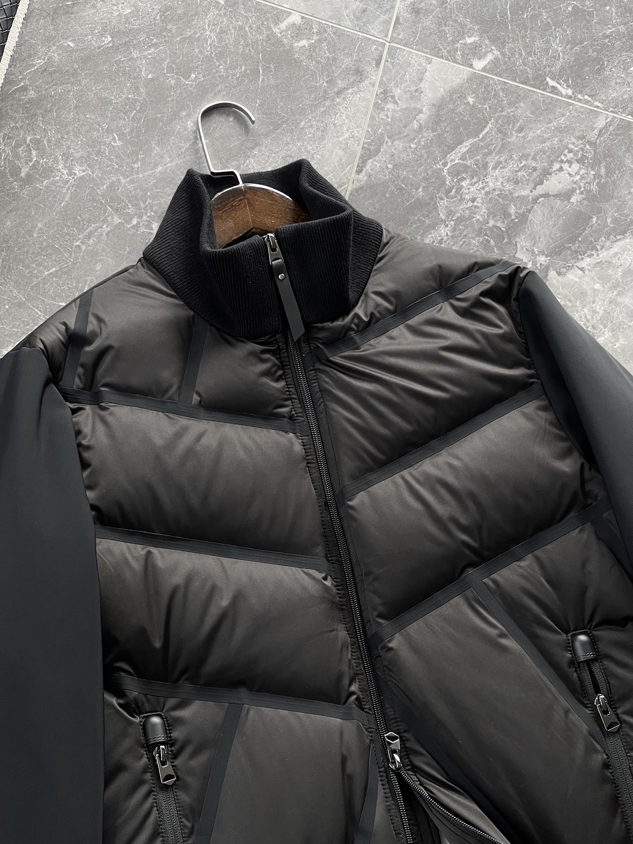 羽绒服 🆕 小众设计师款多结构针织拼接羽绒外套，把建筑美学穿在了身上 当76.6%锦纶与23.4%氨纶在