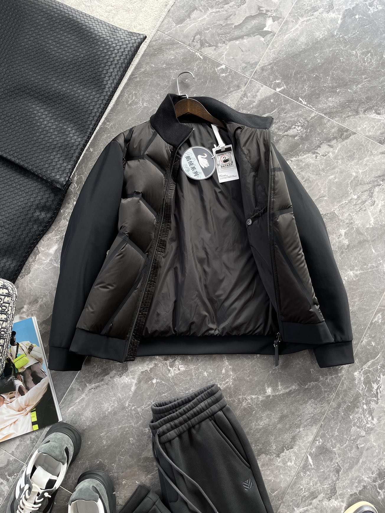 羽绒服 🆕 小众设计师款多结构针织拼接羽绒外套，把建筑美学穿在了身上 当76.6%锦纶与23.4%氨纶在