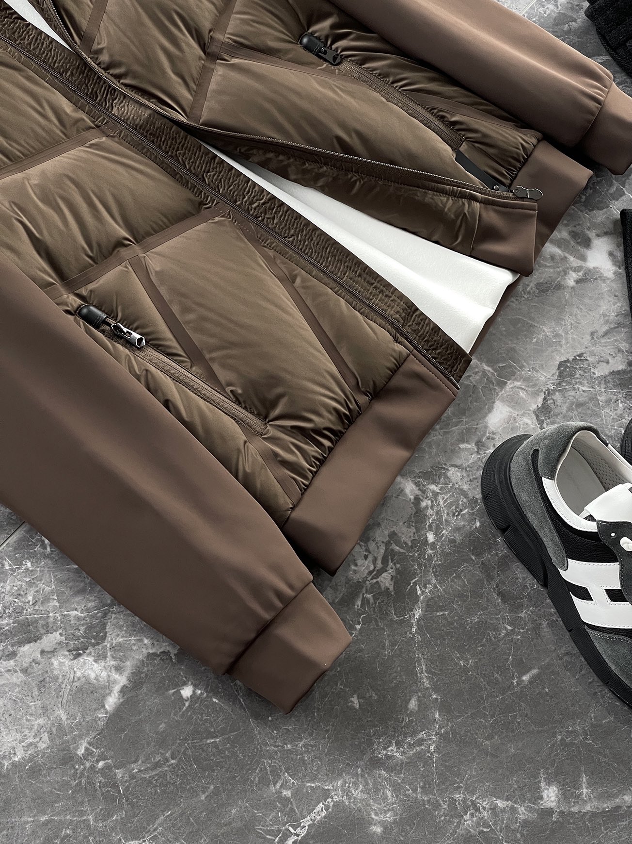 羽绒服 🆕 小众设计师款多结构针织拼接羽绒外套，把建筑美学穿在了身上 当76.6%锦纶与23.4%氨纶在