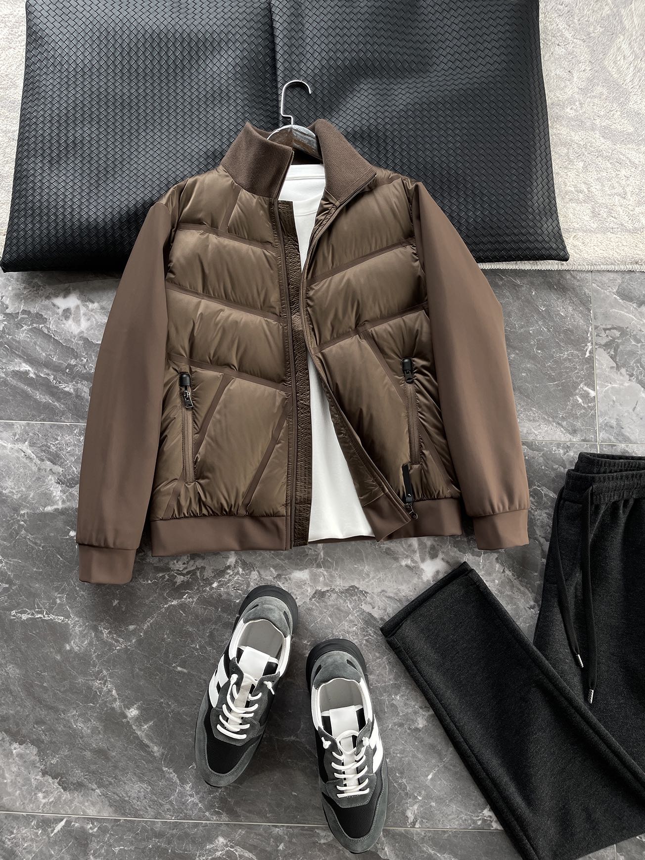 羽绒服 🆕 小众设计师款多结构针织拼接羽绒外套，把建筑美学穿在了身上 当76.6%锦纶与23.4%氨纶在